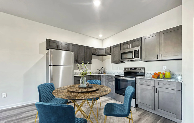 2 beds, 1 bath, 912 sqft, $1,350, Unit 1-108