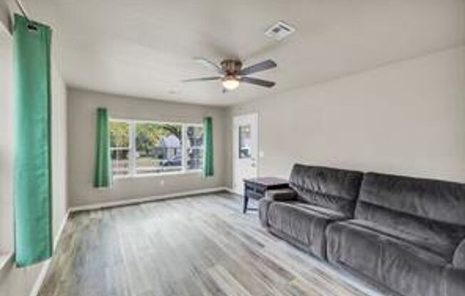 2 beds, 1 bath, $1,295