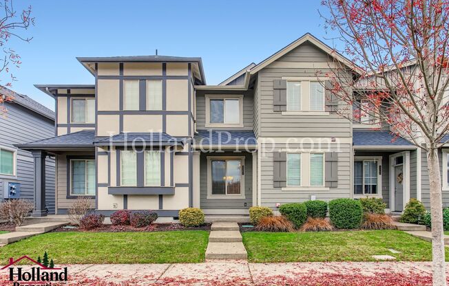 Beautiful Townhome with an Attached Garage in South East Hillsboro!