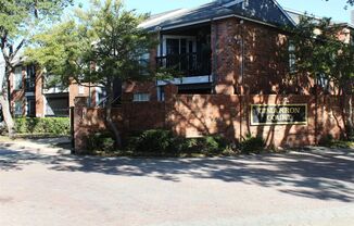 Cozy 2 bedroom Condo in Far North Dallas with a pool view!