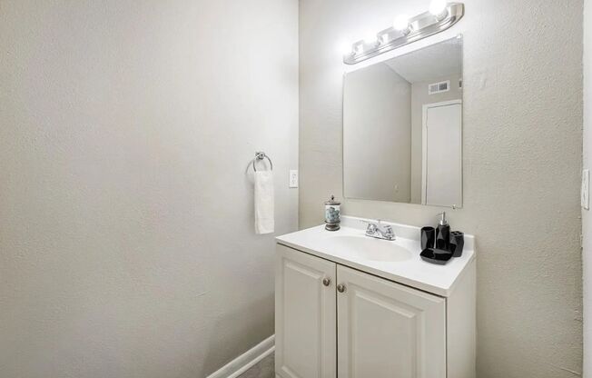 2 beds, 1 bath, 880 sqft, $950, Unit W-1