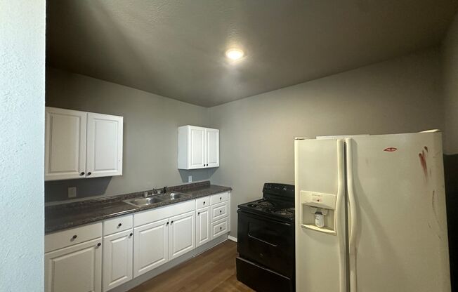 2 beds, 1 bath, 675 sqft, $750, Unit A