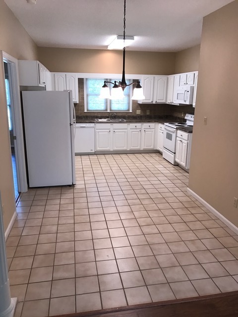 3 beds, 3 baths, 1,800 sqft, $1,045