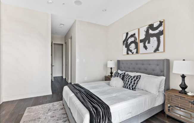Beautiful 2 bed 2 bath plus den- Parking!!!  Pets Welcome!!!