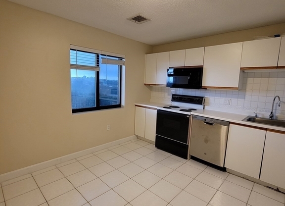 2 beds, 2 baths, 1,250 sqft, $3,400, Unit 913