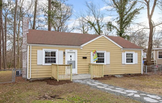 ADORABLE BUNGALOW IN LAKESIDE