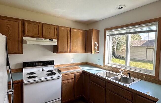 3 beds, 1.5 baths, $2,000, Unit 110B