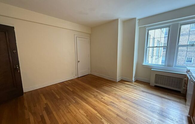 Studio, 1 bath, 294 sqft, $1,225, Unit New King Edward 710