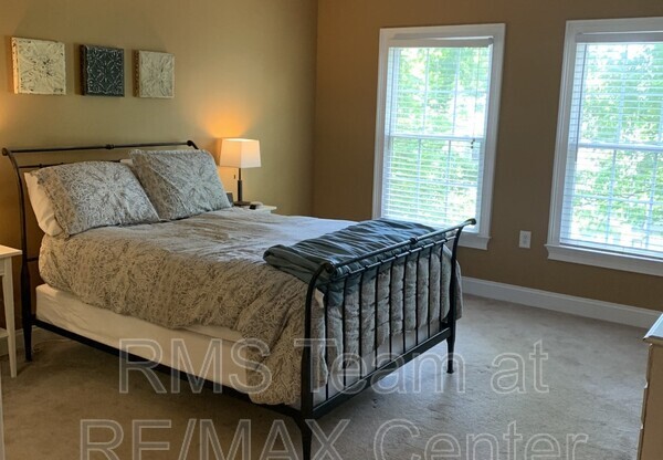 1 bed, 1.5 baths, 1,025 sqft, $1,595