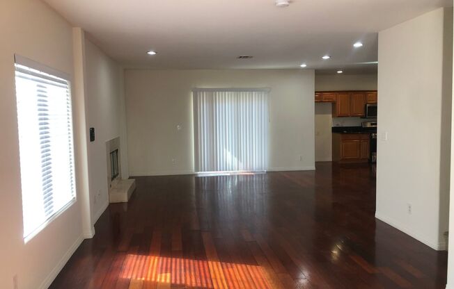 Beautiful Townhouse 4bd 3.75ba w/balconies, garage, laundry hkups, gated community