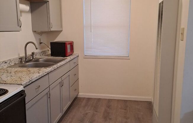 AVAILABLE 6/20/2025 -- 1BR/1BA Apartment at 1026 Southpark Unit 1B - close to Colleges and amenities