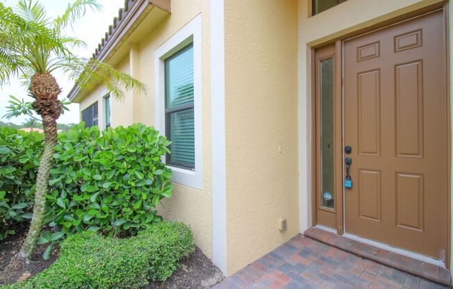 **NEWLY RENOVATED***BONITA ISLES***2+DEN / 2 BATH VILLA - MUST SEE! ***ANNUAL LEASE ONLY***