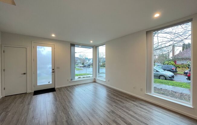 Beautiful 2Bed + 2.5Bath Modern Home Located In North Portland!! Amazing Floor Plan - Near Great Shopping!!