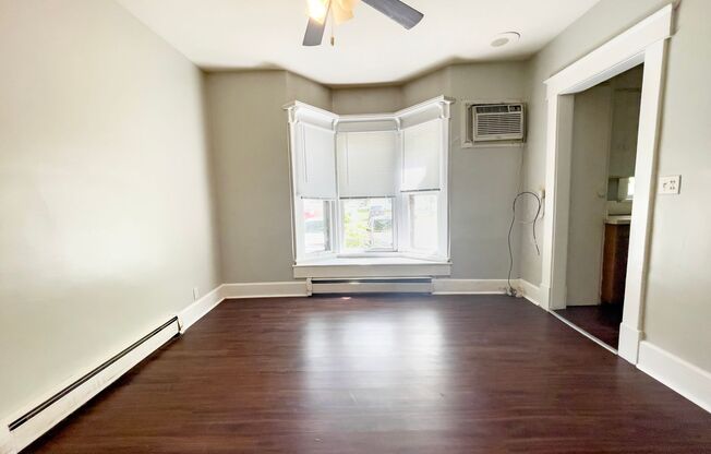 3 beds, 1 bath, 850 sqft, $900, Unit 1515 Apt. A