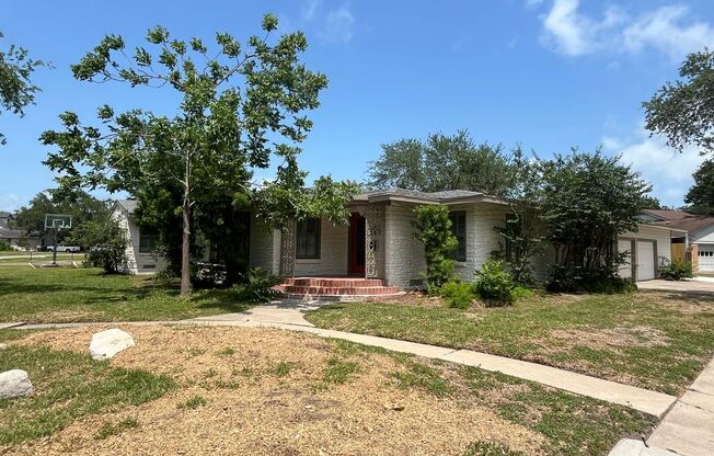 UPDATED HOME IN LAMAR PARK!!