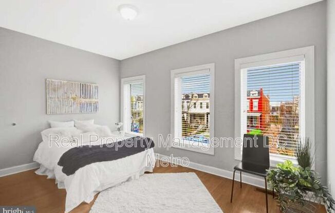 927 12 ST NE