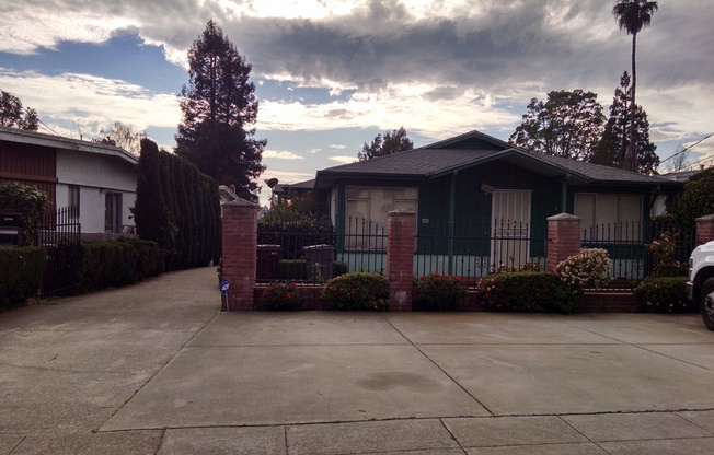 2 beds, 1 bath, $2,700