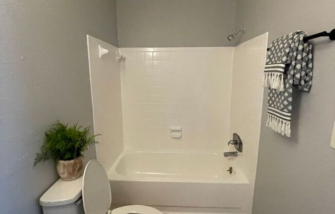 2 beds, 1.5 baths, 950 sqft, $1,125, Unit 96-1380 Ocala Road Apt G1