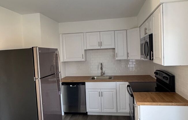 Chez Paree Apartments and Townhomes