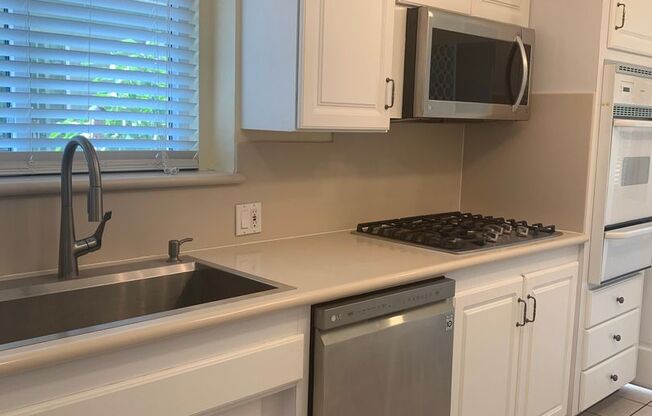 Gorgeous Two Story /Five Bedrooms in Burbank With Fantastic Views!!!