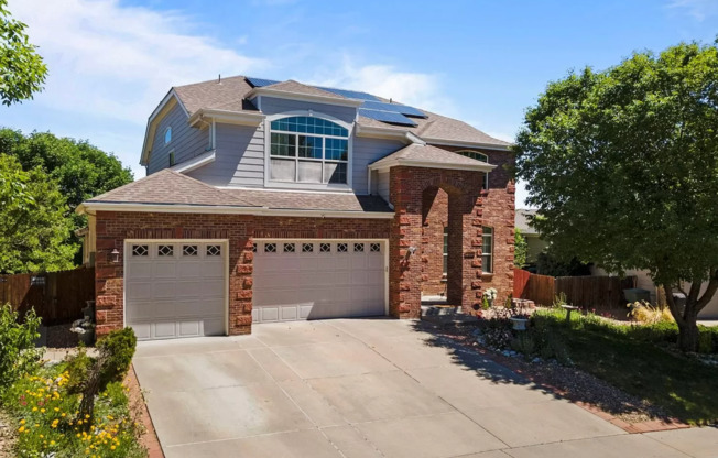 Huge room in a large shared home, private bathroom, walk in closet, great neighborhood, friendly roommates!