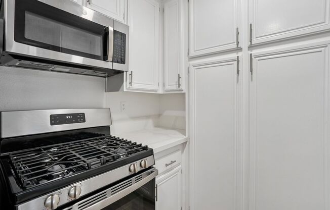 1 bed, 1 bath, 700 sqft, $1,648, Unit 107