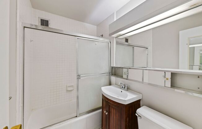 Spacious & Bright Studio at River Place East