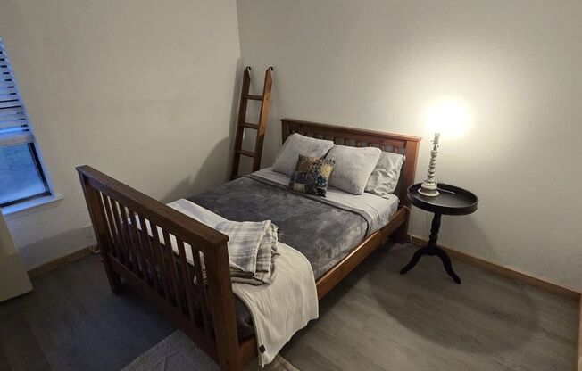 Super cute and recently remodeled duplex -walking distance to Magnolia