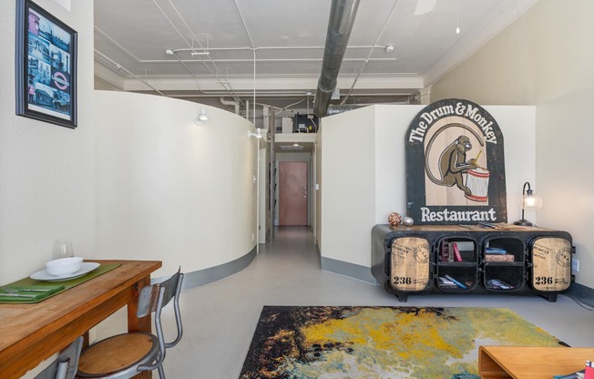 A room with a sign that says Restaurant.