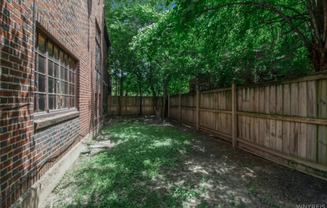 320 LINCOLN PKWY