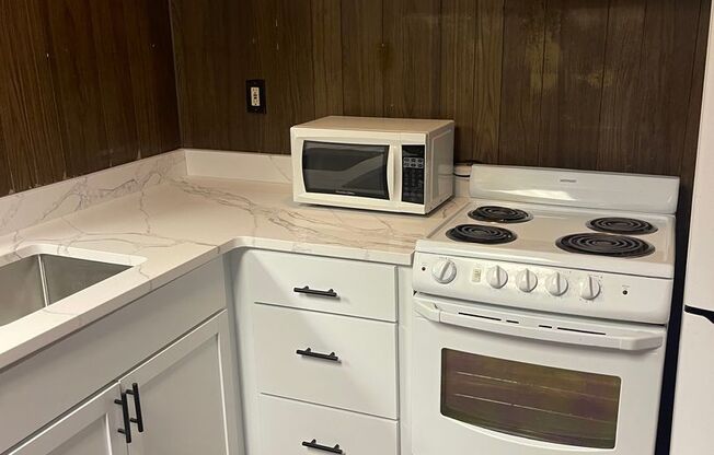 1 bed, 1 bath, 325 sqft, $1,025, Unit UNIT 8 *