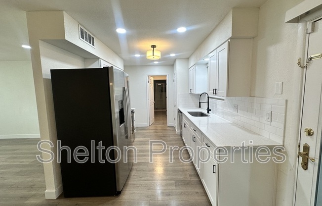 10806 W CAMELOT CIR