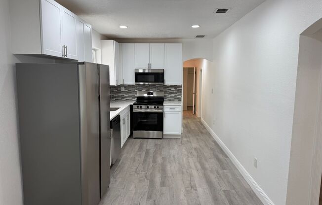 Charming 4-Bed Home with Bonus Room in Tampa! Landscaping/Utilities Included. Available Now!!
