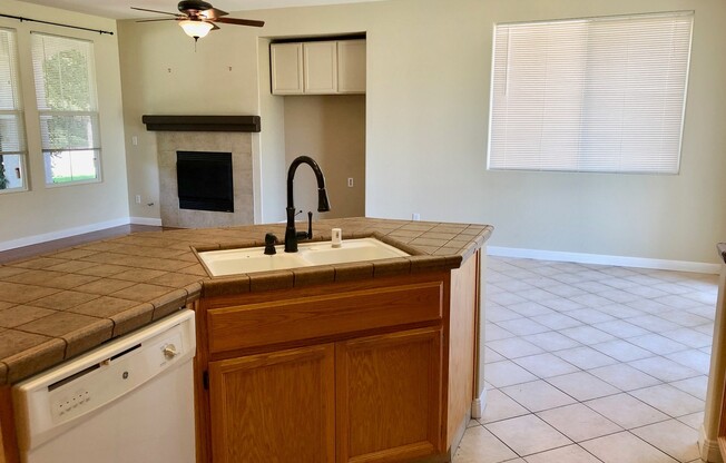 $2,050, $200 MOVE IN BONUS Peach & Jensen, 3 Bedroom - E. Grove Ave, Fresno