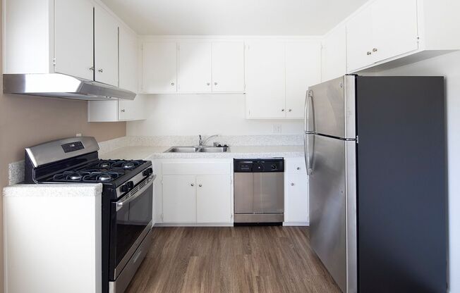*1 MONTH FREE!* 2 Br in La Mesa with Central AC and 2 Parking Spaces!