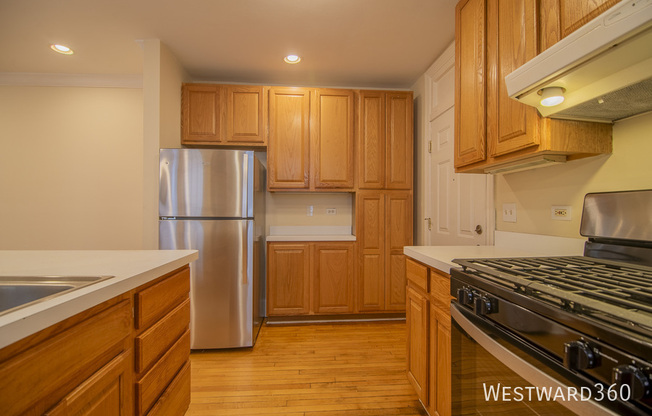 7648 N GREENVIEW