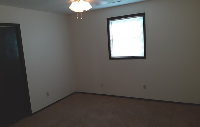 3 beds, 1 bath, 1,114 sqft, $1,150, Unit 1011 North Dakota