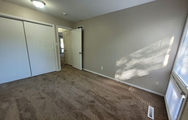 2 beds, 1 bath, 800 sqft, $1,195, Unit 4613 Southeast 3rd Court