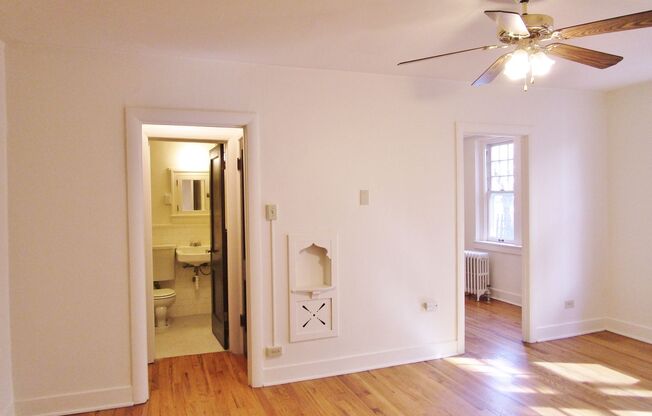 Studio, 1 bath, $1,050, Unit 04