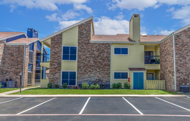 2 beds, 2 baths, 979 sqft, $1,515, Unit 224