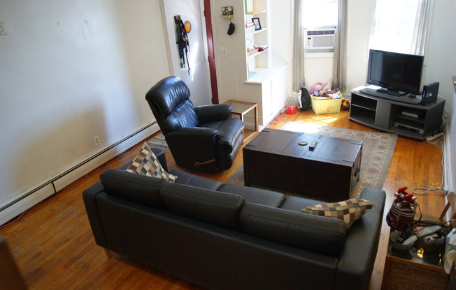 Charming 3 Bedroom Townhome in Hampden - Back Porch & Fenced Yard!