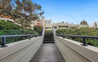 Cascade Mountain View Retreat: Elegant 2BR Condo in Downtown Redmond