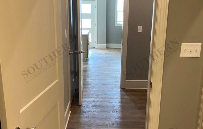 1 bed, 2 baths, 800 sqft, $1,250, Unit Suite 17