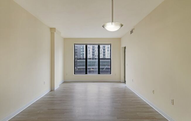 2 beds, 1 bath, 981 sqft, $1,525, Unit 0704