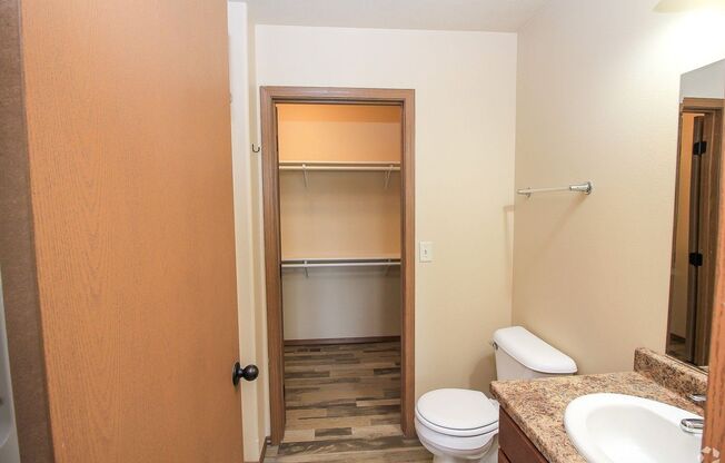 3 beds, 2.5 baths, 1,260 sqft, $1,640, Unit 6800-04