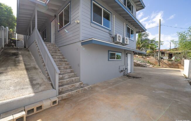 3 Bedroom 2 Bathroom 2 Tandem parking - pet negotiable $3400 - 1007 Wiliki Unit B