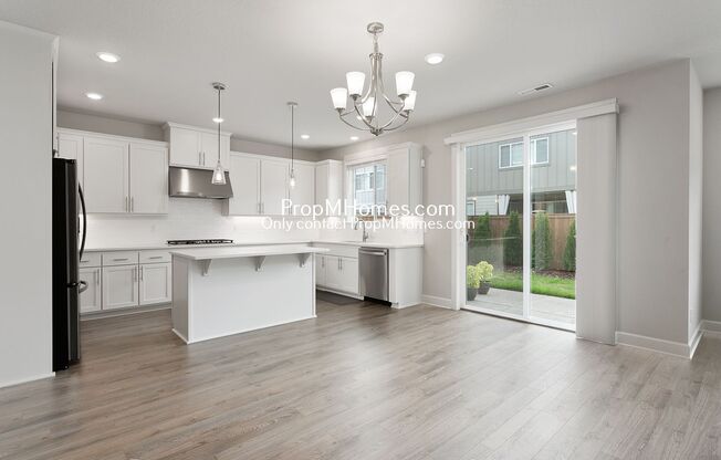 Elegant 4-Bedroom in South Cooper Mountain – Soaking Tub, Fireplace & More!