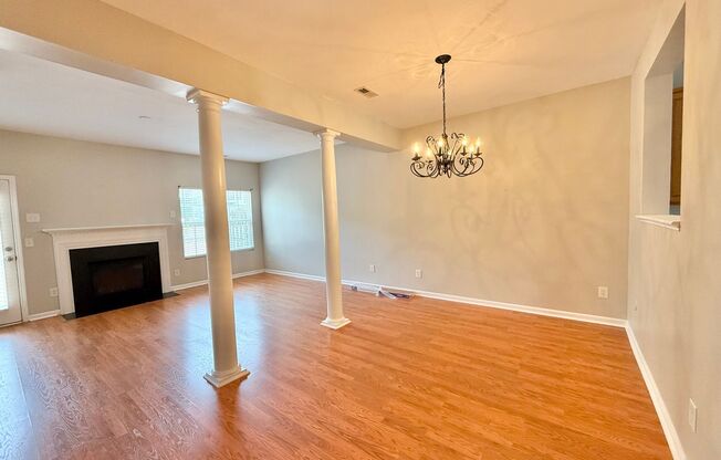 Charming 3BD, 2BA Apex Townhome In a Prime Location Near Tons of Shopping and Dining Options