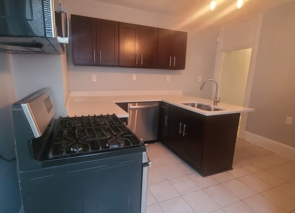 5 beds, 2 baths, 2,200 sqft, $4,800, Unit 1