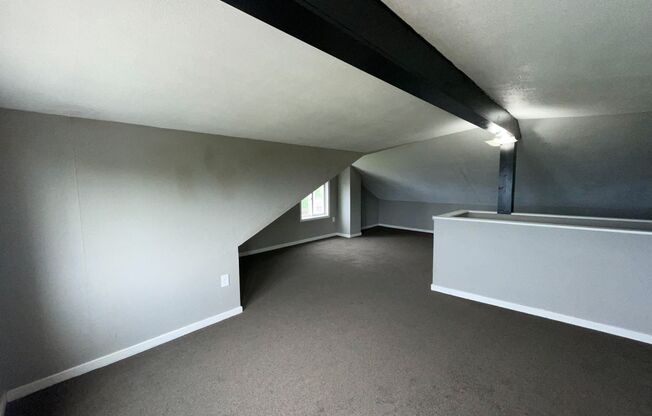 2 beds, 1 bath, $1,400, Unit Apt 2 (Top)